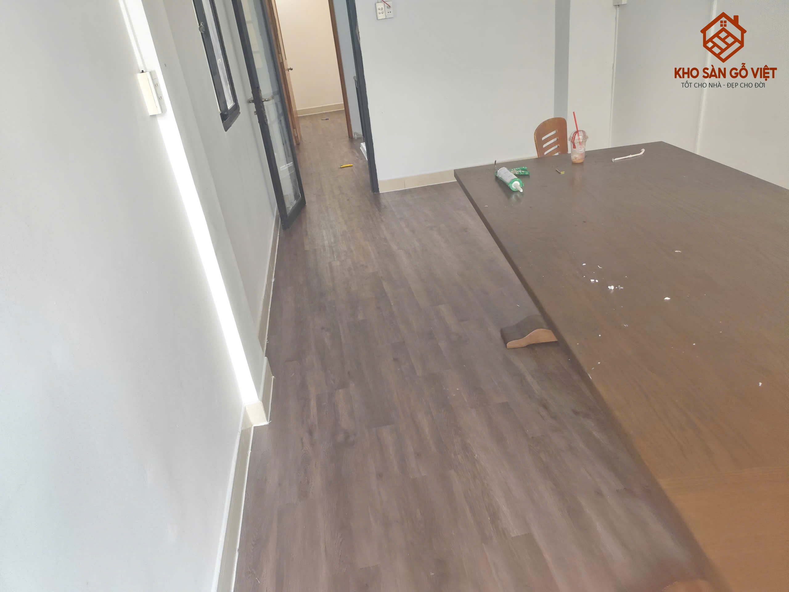 Hoàn thiện sàn nhựa cho shop quận 1 | chị Moon